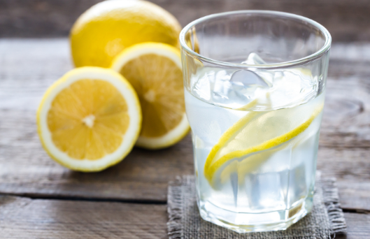 água com limão emagrece: mito ou verdade?