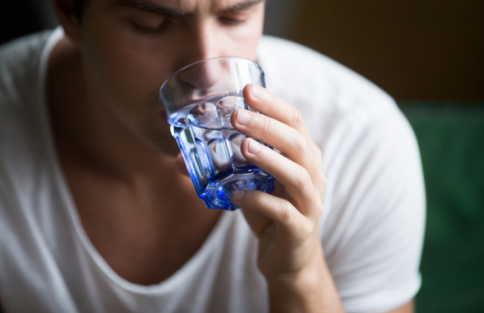 Falta de água no corpo: 7 sintomas de desidratação