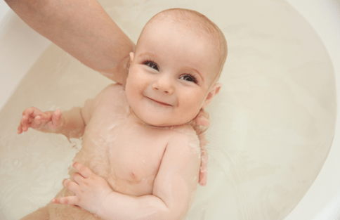 Afinal, bebê pode tomar água? Qual o momento certo para oferecer?
