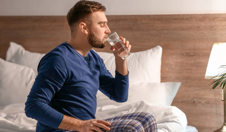 É verdade que beber água antes de dormir faz bem à saúde?