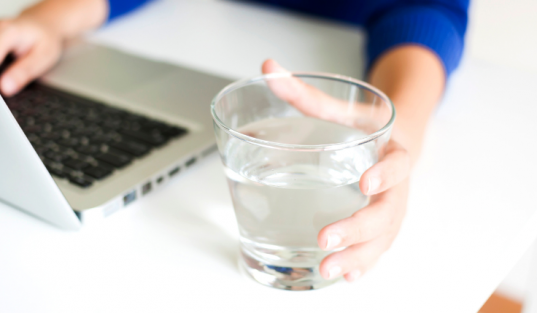 7 dicas para beber mais água durante o dia