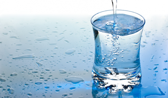 Água natural ou gelada: qual é melhor para a saúde?