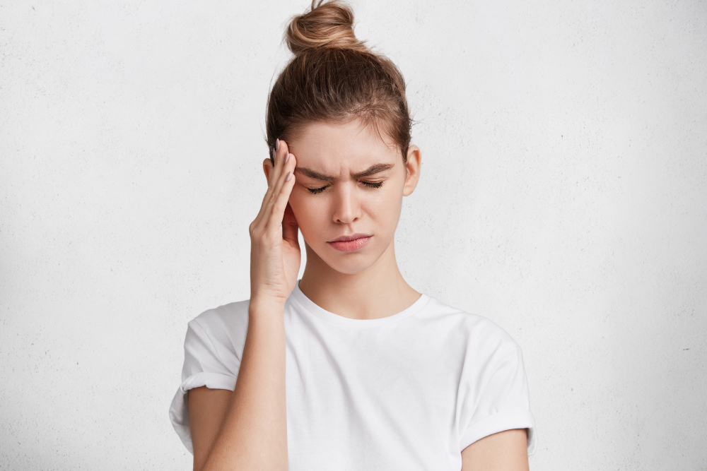 falta de água no corpo sintomas dor de cabeça