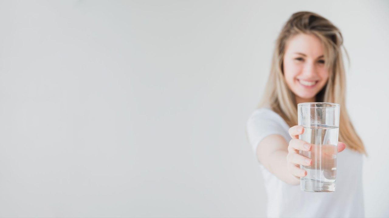8 benefícios secretos da água que vai te surpreender