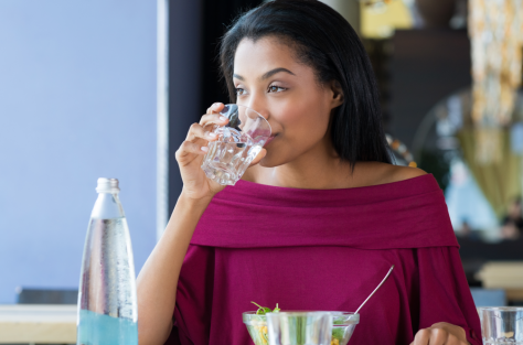Beber água depois de comer faz mal?
