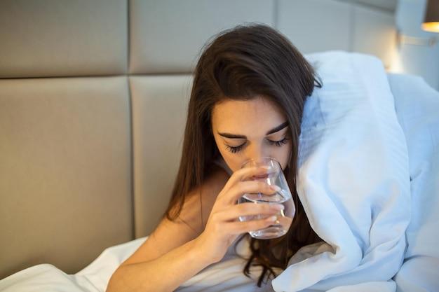 Afinal, beber água antes de dormir faz bem ou mal?