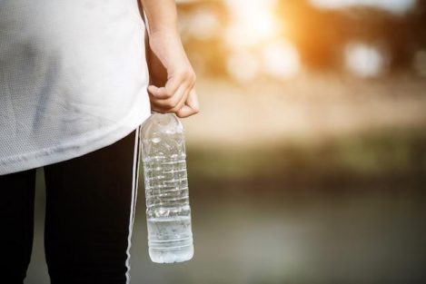 Garrafa de água de plástico: 8 motivos para você PARAR de usar