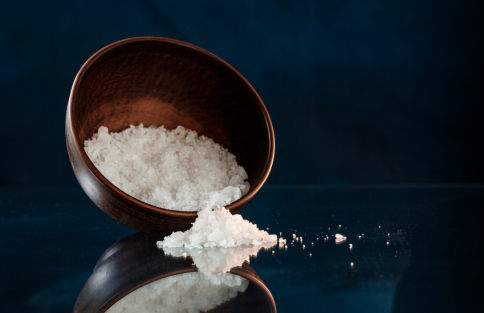 Saiba por que beber água com sal faz mal